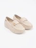 Beżowe mokasyny lekkie z przypinką