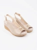 Jasnobeżowe sandały na koturnie ze sprzączką