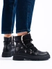 Black snow boots with cozy lining