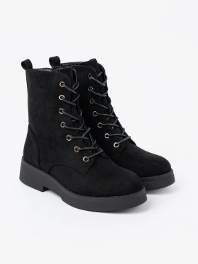 Comfortable Clogs in Black with Flat Soles