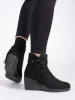 Zamszowe czarne botki damskie na koturnie z frędzlami